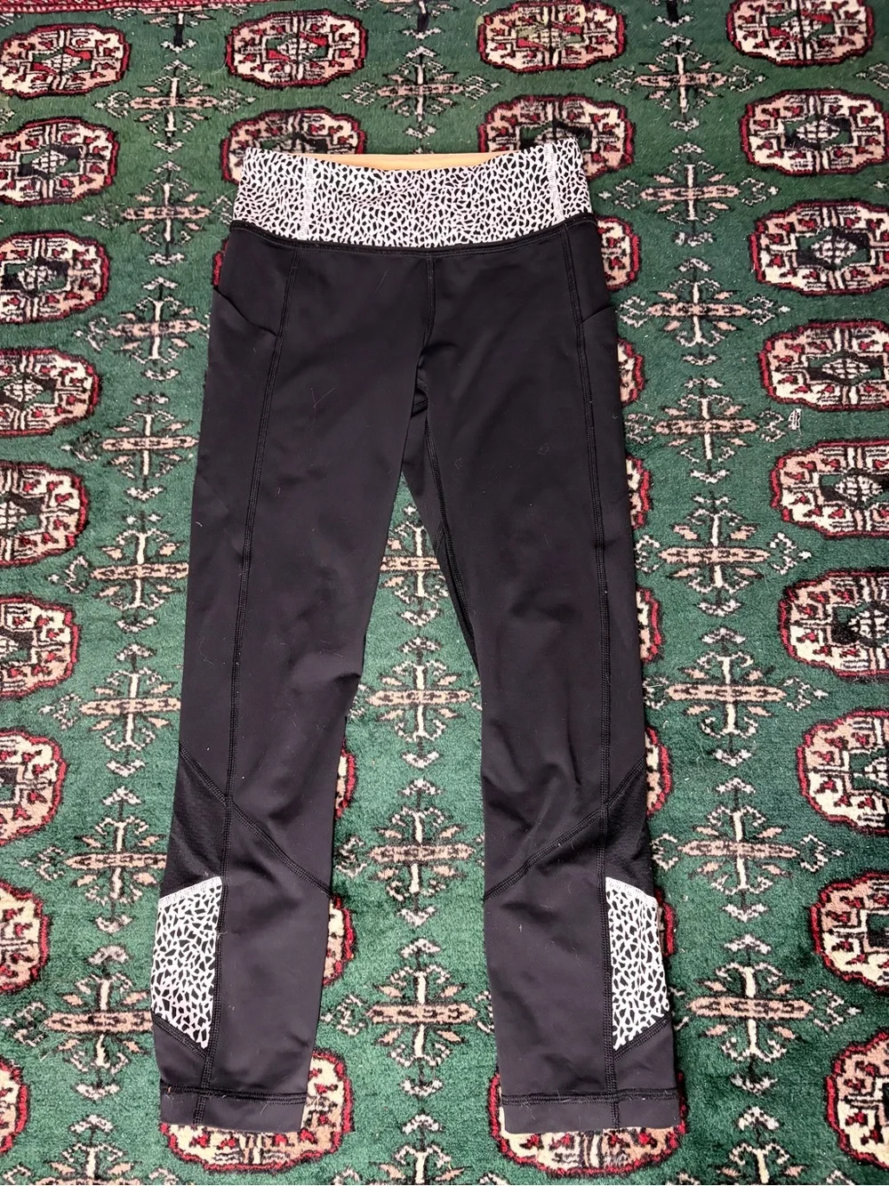 Lululemon Black Active Capri leggings with White Leopard Print Waistband size 2
